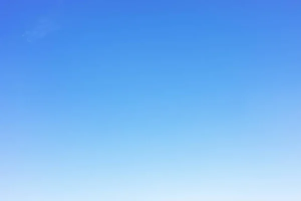 Καθαρό Μπλε Φόντο Του Ουρανού Και Κενό Χώρο Για Σχεδιασμό — Φωτογραφία Αρχείου