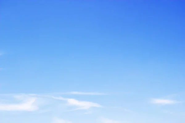 Flauschig Blauer Himmel Hintergrund Und Weiße Wolken Weichen Fokus Und — Stockfoto