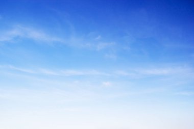 Kabarık mavi gökyüzü arka plan ve beyaz bulutlar yumuşak odak ve kopya alanı.