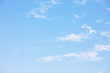 Mavi gökyüzü arkaplanı ve beyaz bulutlar yumuşak odak ve boşluk kopyala.