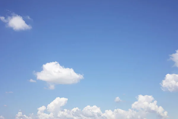 Синий Фон Неба Белые Облака Мягкой Фокусировки Копирования Пространства — стоковое фото