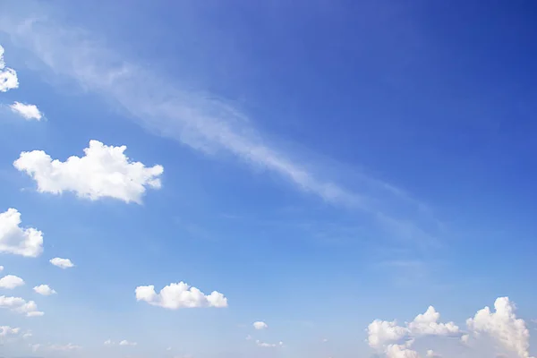 青い空の背景と白い雲のソフトフォーカス およびコピースペース — ストック写真