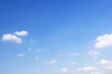 Mavi gökyüzü arkaplanı ve beyaz bulutlar yumuşak odak ve boşluk kopyala.