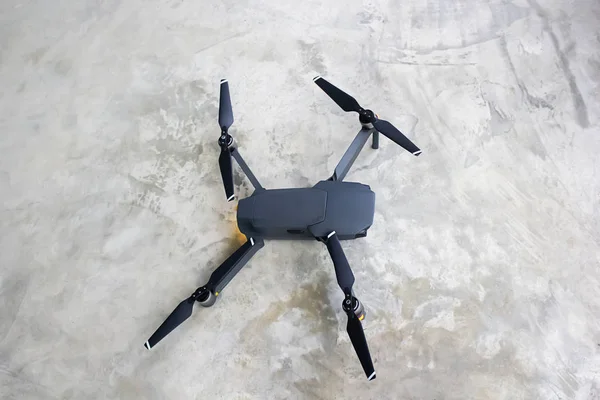 Beton zemin ve kopyalama alanı üzerinde siyah drone. — Stok fotoğraf