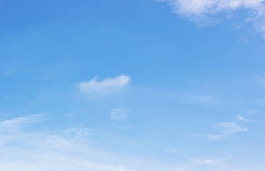 Mavi gökyüzü arkaplanı ve beyaz bulutlar yumuşak odak ve boşluk kopyala