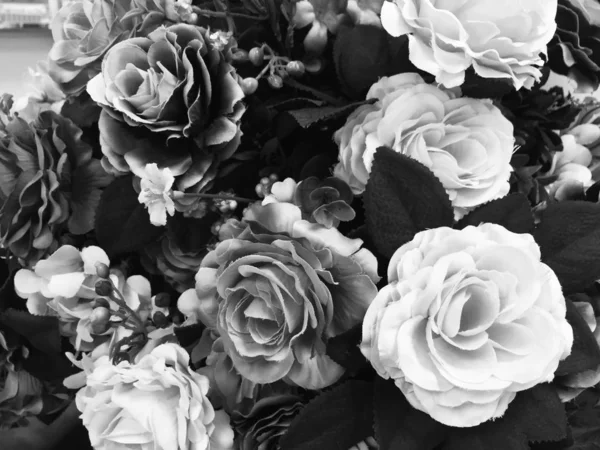 Flor rosa falsa color blanco y negro para el fondo . —  Fotos de Stock
