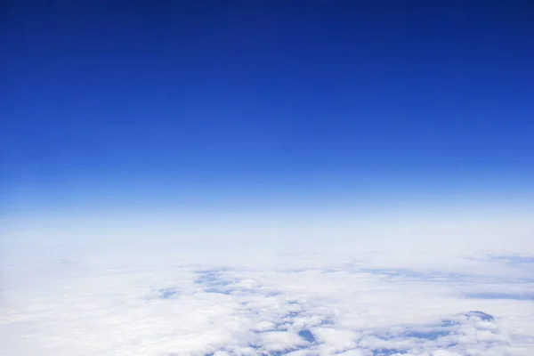 Fundo céu azul e nuvens brancas foco suave, vista superior e co — Fotografia de Stock