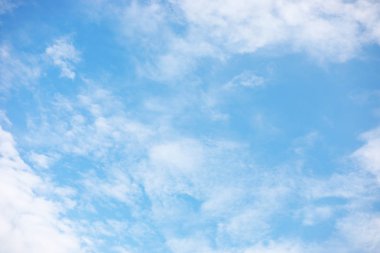 Mavi gökyüzü arkaplanı ve beyaz bulutlar yumuşak odak ve boşluk kopyala