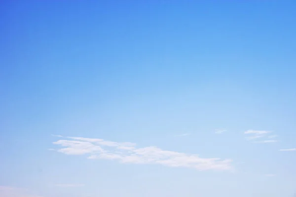 Sfondo cielo blu e nuvole bianche fuoco morbido, e copiare lo spazio — Foto Stock