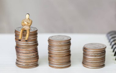 Rakam minyatür işadamı veya küçük insanlar para sikke üzerinde oturup bir