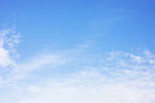 Blå himmel bakgrund och vita moln mjuk fokus, och kopiera utrymme — Stockfoto