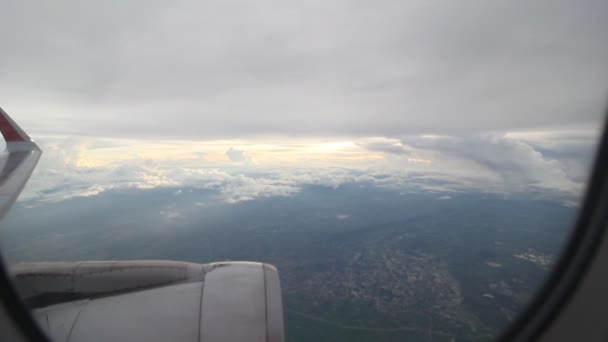 Avión Vuela Ciudad Tomado Ventana Del Avión Crepúsculo — Vídeo de stock