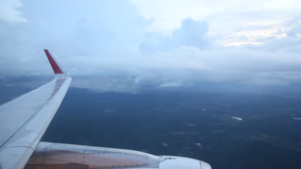 Avión Vuela Ciudad Tomado Ventana Del Avión Crepúsculo — Vídeo de stock