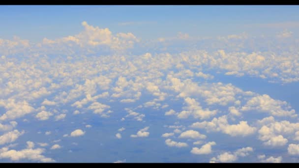 雲と青空の上空を飛ぶ空中飛行 ストックフッテージ — ストック動画