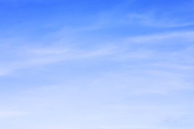 Mavi gökyüzüne karşı fantastik yumuşak beyaz bulutlar ve kopyalama alanı.