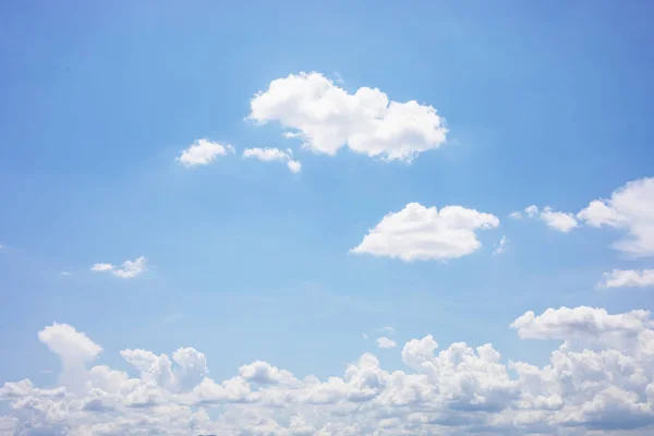 Blå himmel bakgrund och mjuka vita moln, kopiera utrymme — Stockfoto