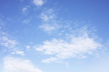 Mavi gökyüzü arkaplanı ve beyaz bulutlar yumuşak odak ve boşluk kopyala