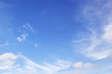 Mavi gökyüzü arkaplanı ve beyaz bulutlar yumuşak odak ve boşluk kopyala