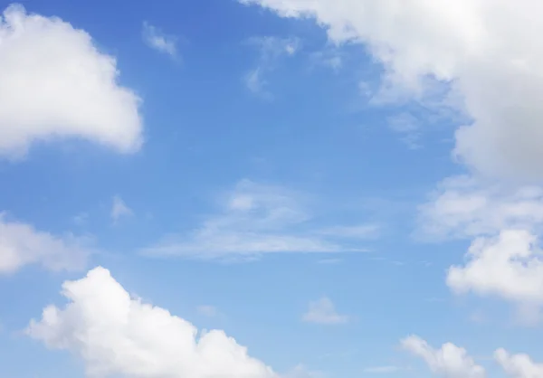 Blå himmel bakgrund och vita moln mjuk fokus, och kopiera utrymme — Stockfoto