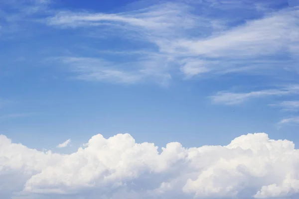 Blauwe lucht achtergrond en witte wolken zachte focus, en kopieer ruimte — Stockfoto