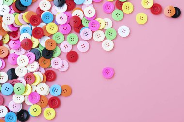 Pembe arkaplanda plastik düğme.