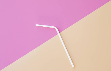 Pembe üzerine saman beyazı plastik - şeftali arkaplan ve boşluk kopyala.