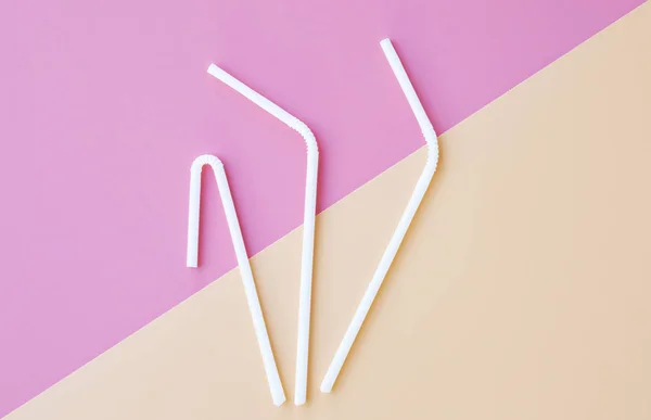 White drinking straw plasticl on pink - peach background and cop — 图库照片