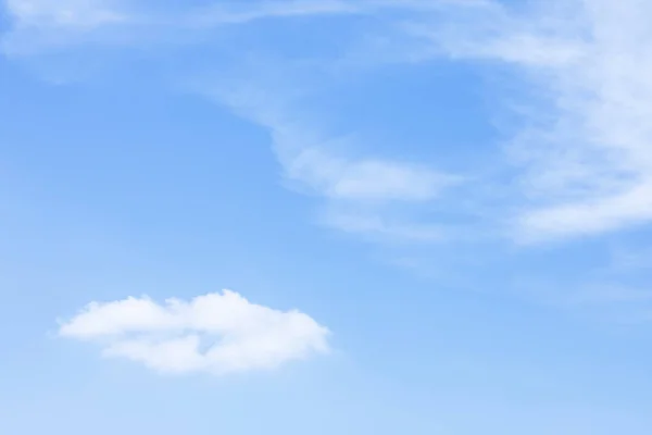 Blue sky background and white clouds soft focus, and copy space — Stock Photo, Image