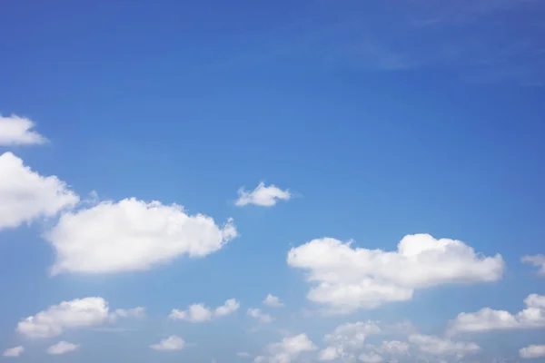 青い空の背景と白い雲のソフトフォーカス、およびコピースペース — ストック写真