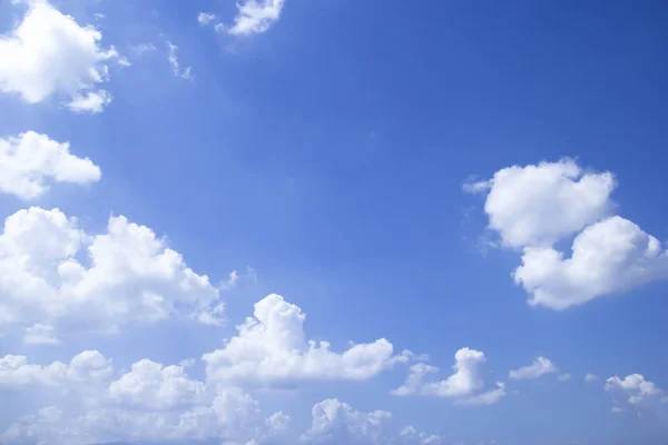 Blå himmel bakgrund och vita moln mjuk fokus, och kopiera utrymme — Stockfoto