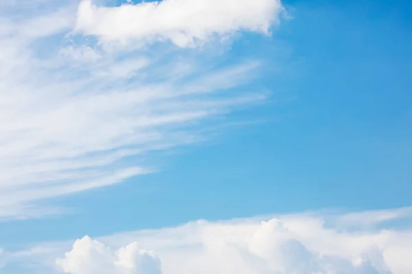青い空の背景と白い雲のソフトフォーカス およびコピースペース — ストック写真