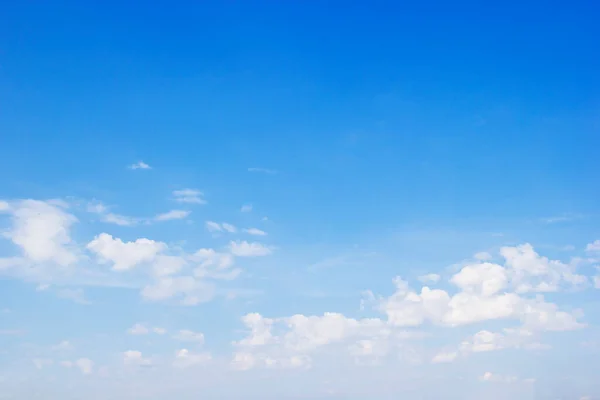 Sfondo Cielo Blu Nuvole Bianche Fuoco Morbido Copiare Spazio — Foto Stock