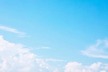 Mavi gökyüzü arkaplanı ve beyaz bulutlar yumuşak odak ve boşluk kopyala.