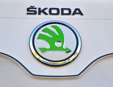 Moskova, Rusya - 10 Mayıs 2018: Skoda logosu resmi satıcı Merkezi üzerinde 10 Mayıs 2018. 