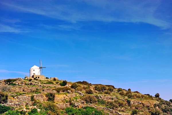 Одинокая Традиционная Ветряная Мельница Холме Греция — стоковое фото
