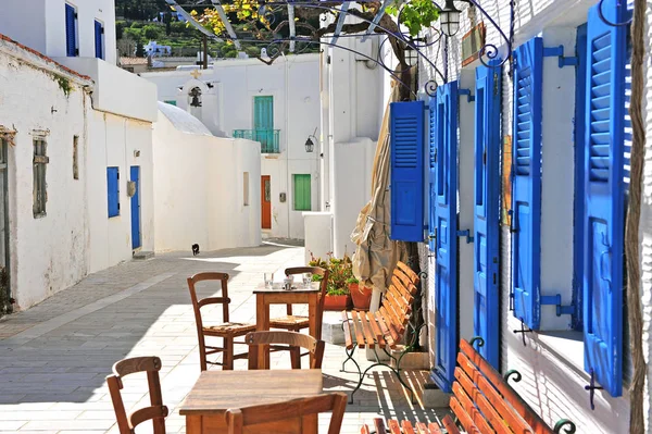 Lefkes Town, Paros Island, Yunanistan sokakta geleneksel kafe