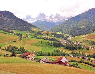 Funes güzel köyü Dolomites, Kuzey İtalya'nın doğal görünümü