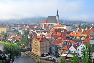 Cesky Krumlov, Çek Cumhuriyeti - Ağustos 1: 1 Ağustos 2014 tarihinde yaz görünümü Cesky Krumlov tarihi kent. Cesky Krumlov South Bohemian Region Çek Cumhuriyeti bulunan küçük bir şehirdir 