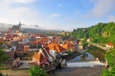 Cesky Krumlov, Çek Cumhuriyeti - Ağustos 1: 1 Ağustos 2014 tarihinde yaz görünümü Cesky Krumlov tarihi kent. Cesky Krumlov South Bohemian Region Çek Cumhuriyeti bulunan küçük bir şehirdir 