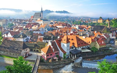 Cesky Krumlov, Çek Cumhuriyeti - Ağustos 1: 1 Ağustos 2014 tarihinde yaz görünümü Cesky Krumlov tarihi kent. Cesky Krumlov South Bohemian Region Çek Cumhuriyeti bulunan küçük bir şehirdir 