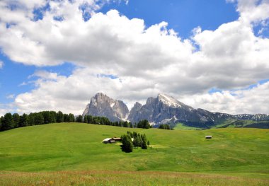 Doğal görünümünü dağlar yeşil Vadisi, İtalya
