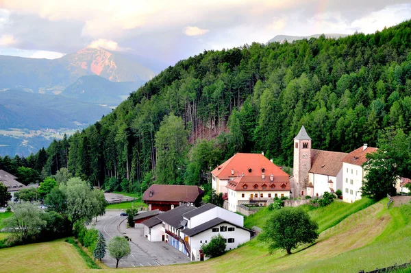 Widok Wsi Kościoła Alpy Włoskie Lato — Zdjęcie stockowe