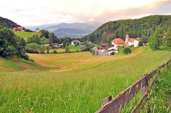 Západ Slunce Pohled Krásné Alpské Vesnice Léto Přírodní Krajina Tradičními — Stock fotografie