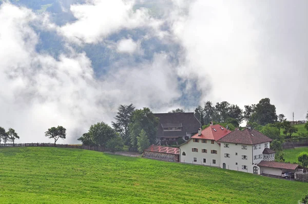 Casas Alpinas Nuvens Com Uma Luz Solar Matinal — Fotografia de Stock