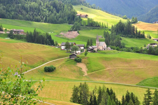 Pohled Tradiční Církve Regionu Dolomity Italské Alpy Krásné Přírodní Letní — Stock fotografie