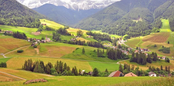 Panorama Krásné Alpské Vesnice Funes Severní Itálie — Stock fotografie