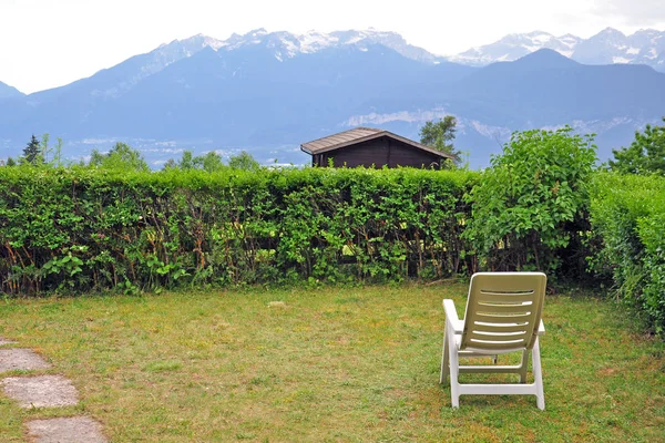 Bahçedeki Dağ Manzaralı Lounge — Stok fotoğraf