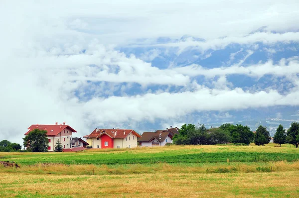 Gyönyörű Alpesi Házak Reggel Köd Trentino Alto Olaszország — Stock Fotó