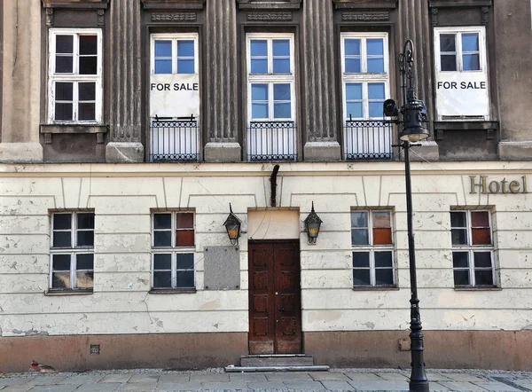 Fachada Velho Edifício Hotel Pobre Para Venda — Fotografia de Stock