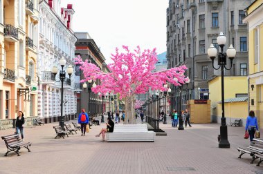 Moskova, Rusya - Mayıs 02: insanlar Arbat yaya alışveriş caddesi, 2 Mayıs 2018 Moskova tarafından. Arbat ilk turistik şehir merkezi Moskova, Rusya sokakta olduğunu.